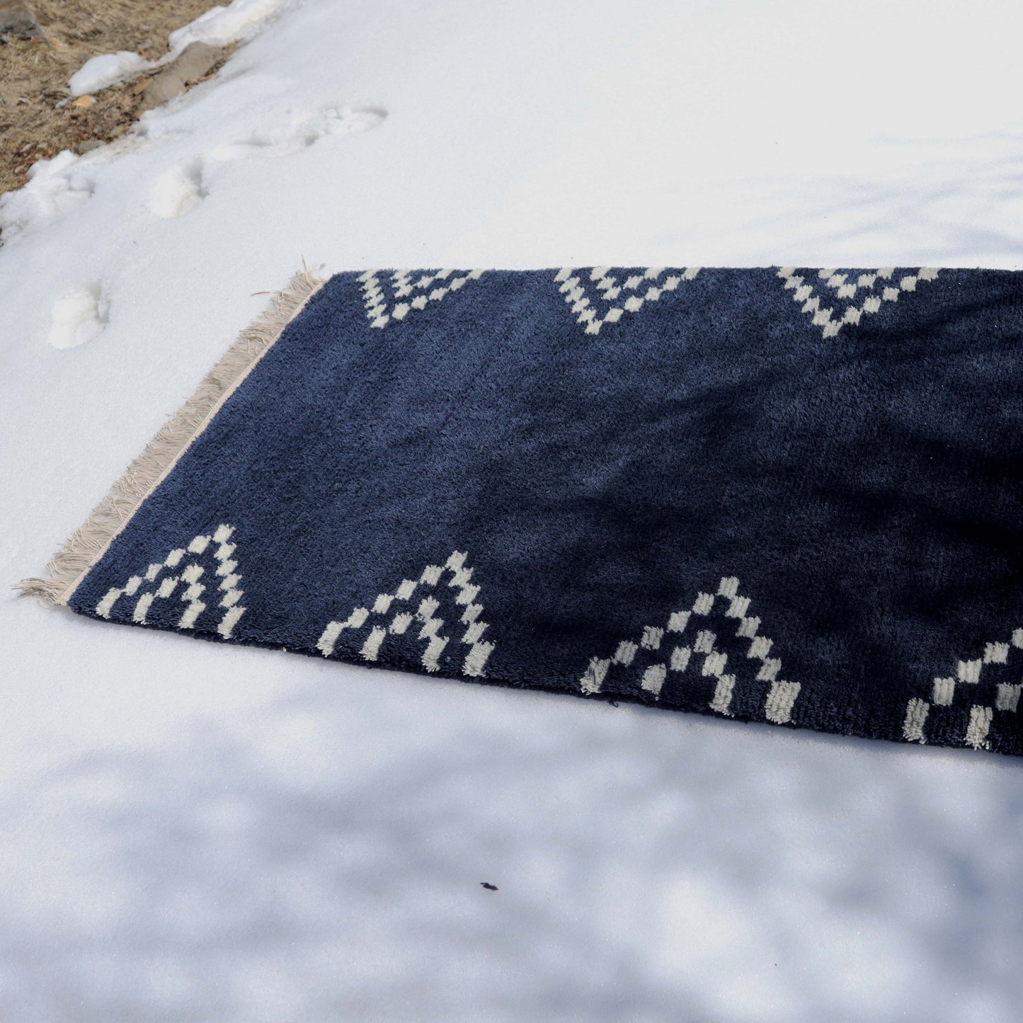 Navy Triangle Edge Tsug Den Carpet