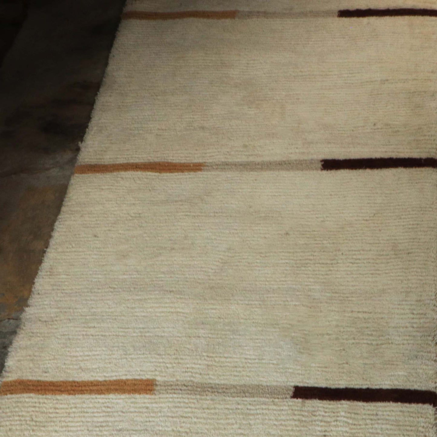 Stagger White 1 Tsug Den Carpet